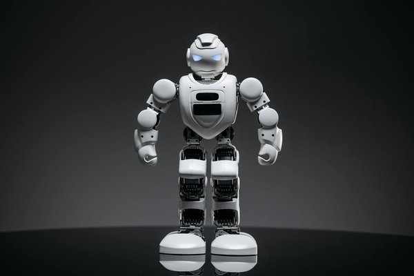 Quels sont les avantages des claviers sans fil avec connectivité Bluetooth pour une utilisation multimédia?